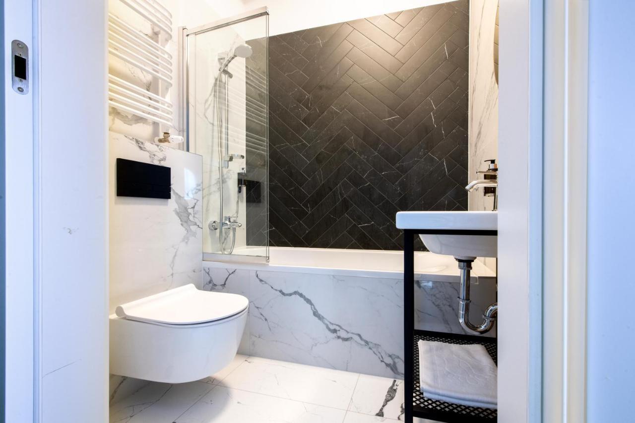 Standard Double or Twin Room Bath